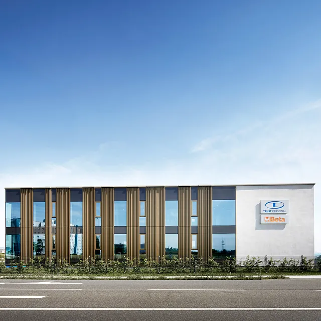Außenansicht des Firmengebäudes von TRUST Personal bei Tageslicht unter blauem Himmel.