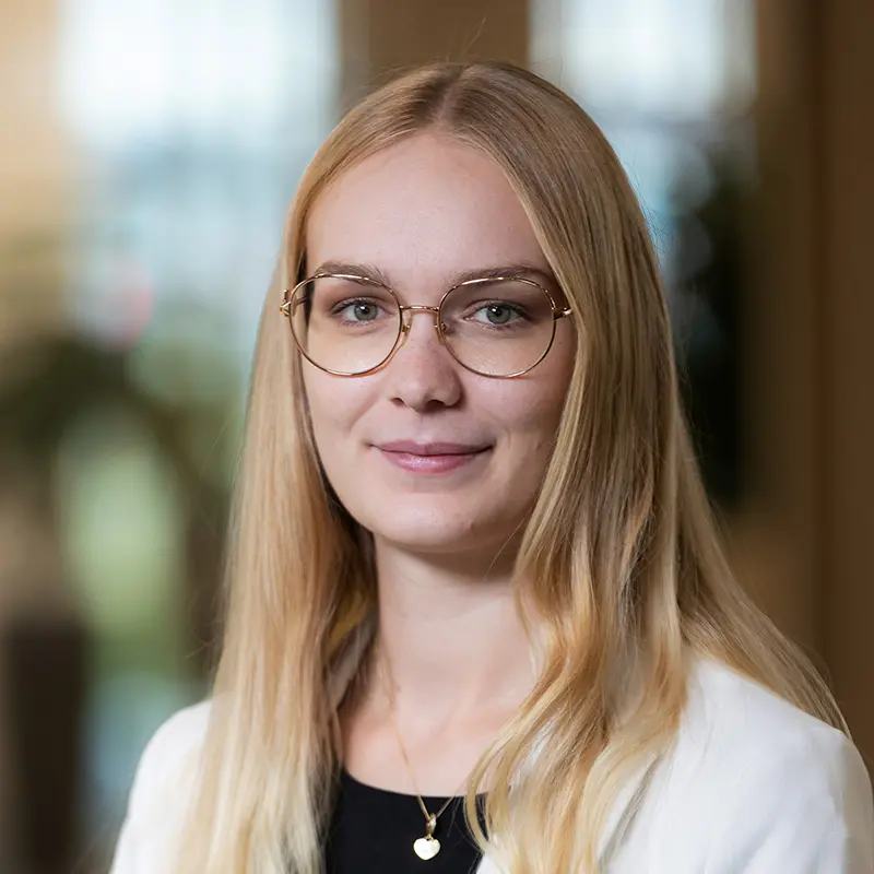 Porträtaufnahme von Vanessa, Mitarbeiterin im Team von TRUST Personal.