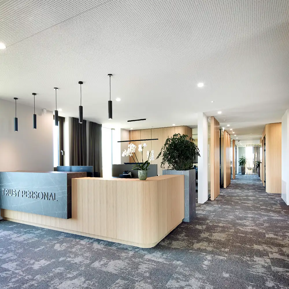 Die moderne Empfangstheke im Eingangsbereich der TRUST Personal Zentrale in Asten.