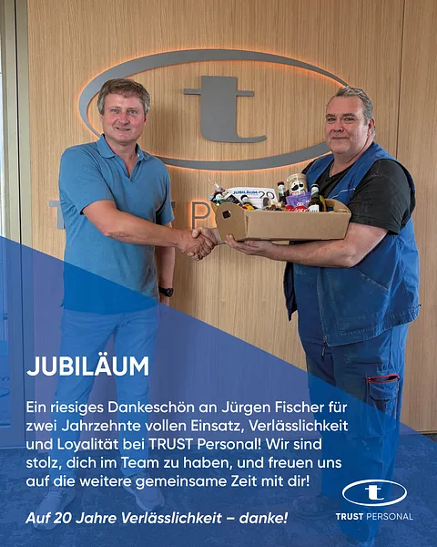 Ehrung eines langjährigen Mitarbeiters zum 30-jährigen Jubiläum bei TRUST Personal mit Geschenkkorb.