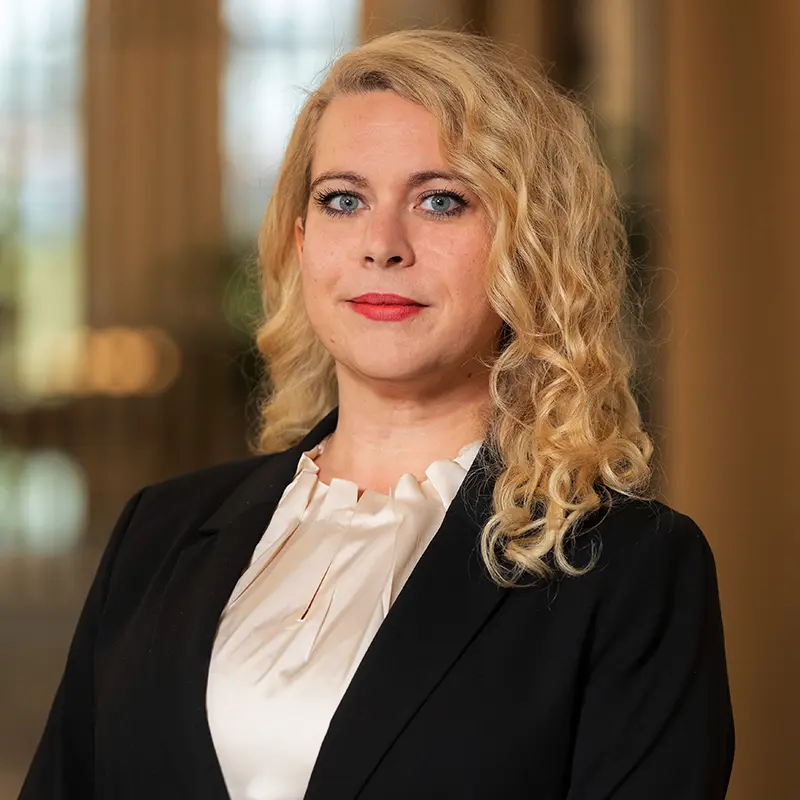Porträtaufnahme von Samantha, Mitarbeiterin im Team von TRUST Personal.