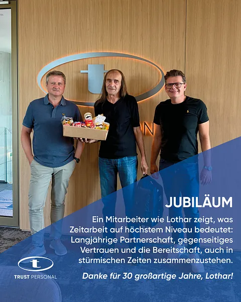 Ehrung eines langjährigen Mitarbeiters zum 30-jährigen Jubiläum bei TRUST Personal mit Geschenkkorb.