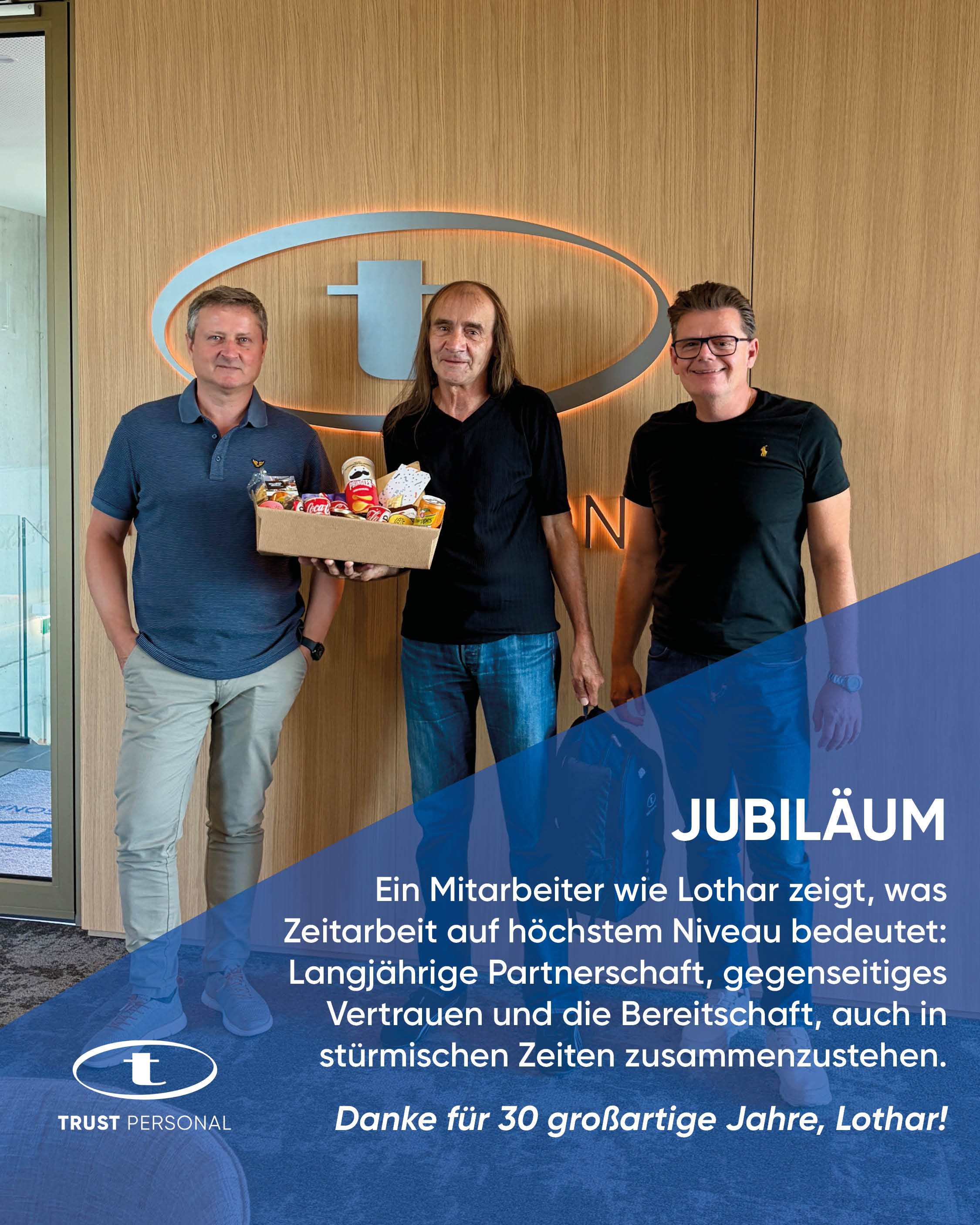 Ehrung eines langjährigen Mitarbeiters zum 30-jährigen Jubiläum bei TRUST Personal mit Geschenkkorb.