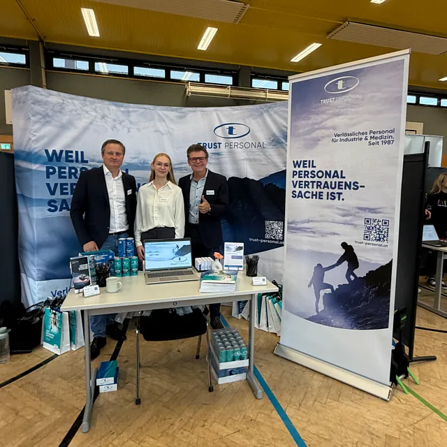 Das Dreier-Team bestehend aus Herr Mag. Roman Ettinger, Vanessa Kafka und Harald Haider von TRUST Personal steht hinter dem Messestand mit Infomaterialien, Laptop und Werbeaufstellern.